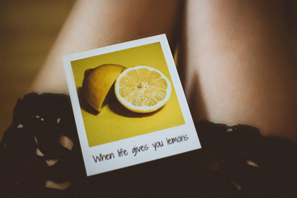 An image of a picture of lemon sliced.