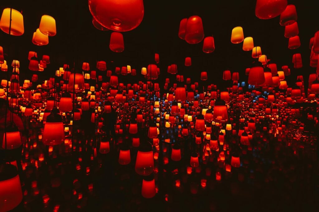 Image of lanterns in red color.