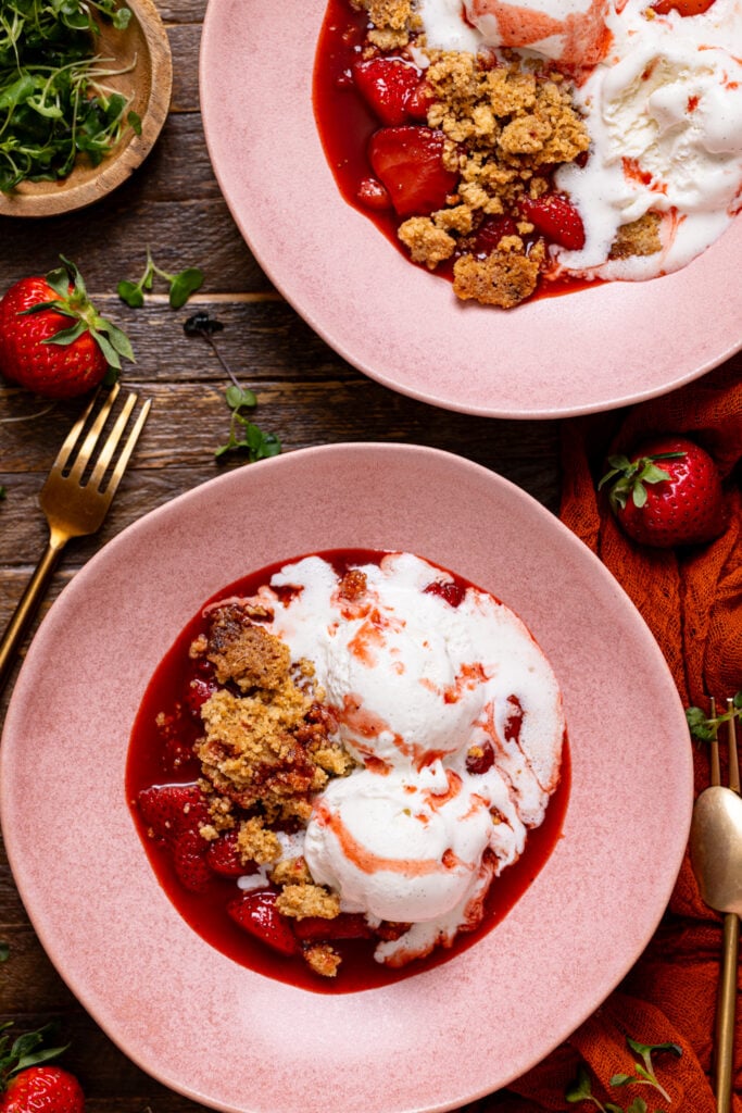Strawberry Crumble in two pink bowls.